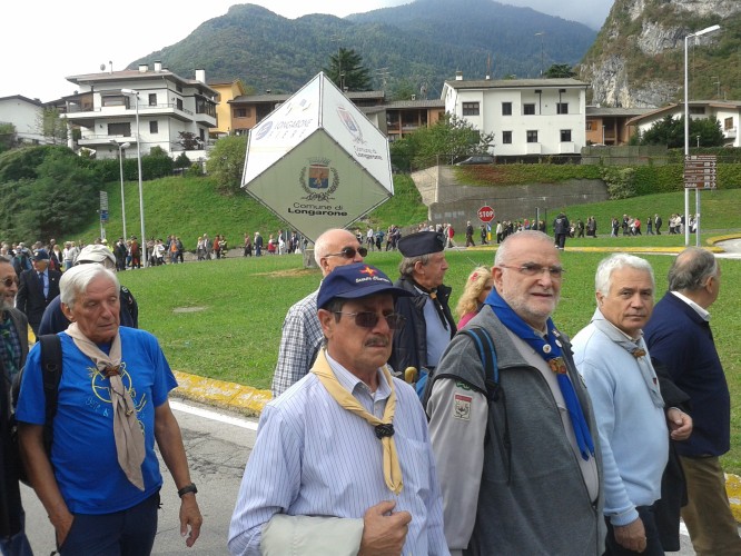 la sfilata dei soccorritori per le vie di Longarone08.jpg
